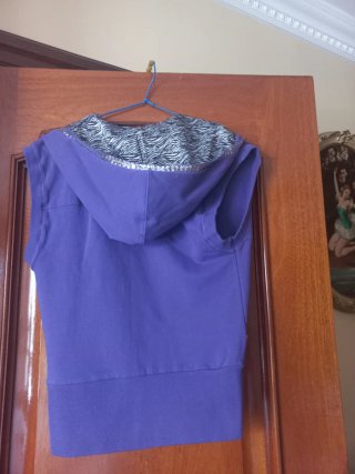 Chaleco Morado con Detalles Plateados