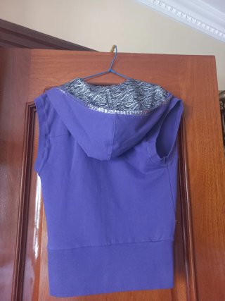 Chaleco Morado con Detalles Plateados