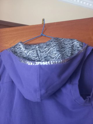 Chaleco Morado con Detalles Plateados
