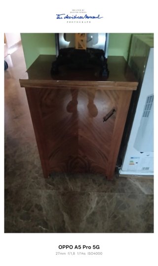 Máquina de coser antigua de madera con su mueble