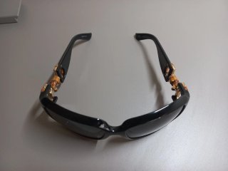 Gafas de sol Gucci negras y detalles dorados