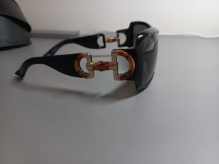 Gafas de sol Gucci negras y detalles dorados