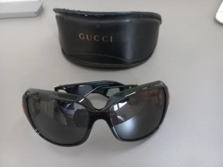 Gafas de sol Gucci negras y detalles dorados