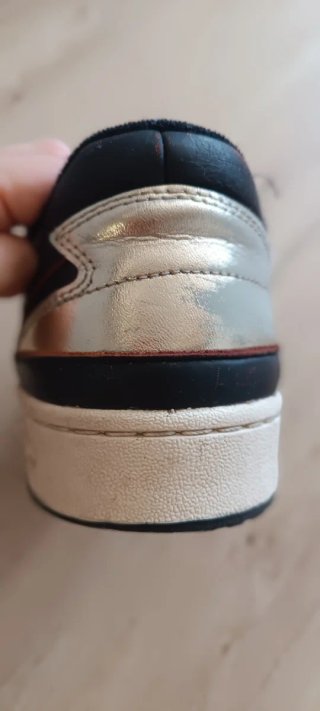 Zapatillas Adidas Negras y Doradas Talla 44