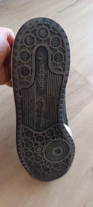Zapatillas Adidas Negras y Doradas Talla 44