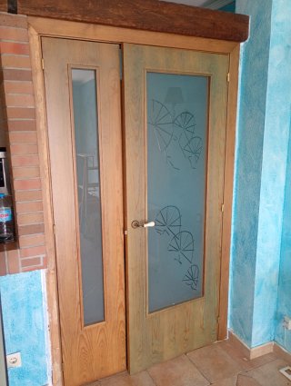 Puerta de paso de madera con cristal