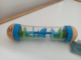 Juguete Hape sonajero y figura