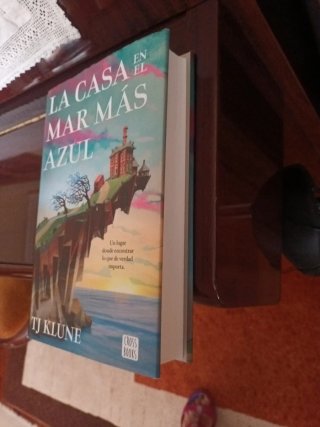 La casa en el mar más azul