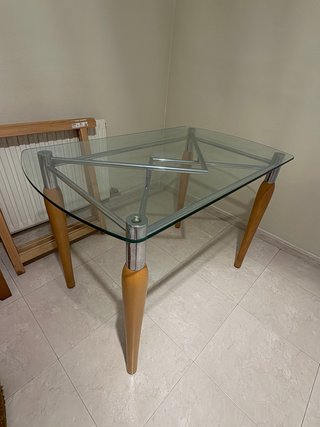 Mesa de comedor de vidrio y madera