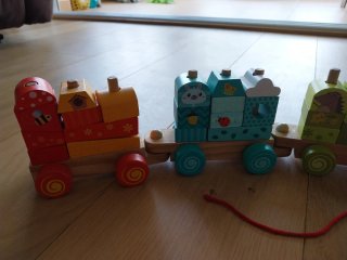 Tren de madera con vagones