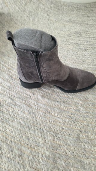 Botines serraje gris con hebillas