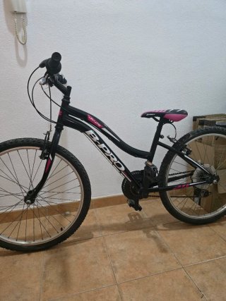 Bicicleta niña negra y rosa
