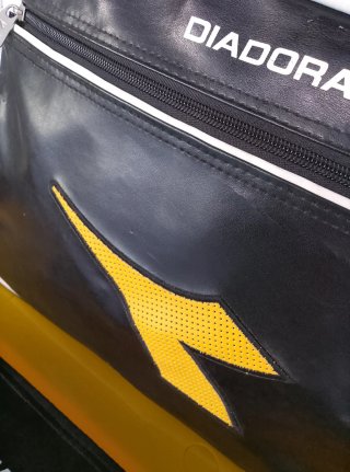 Borsa Diadora vintage nera e gialla