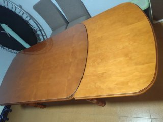 Mesa de comedor grande de madera y cristal