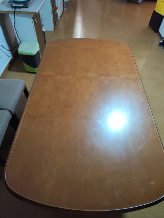 Mesa de comedor grande de madera y cristal