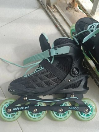 Patines en línea negros y turquesa