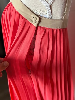 Blusa plisada Mango coral y beige