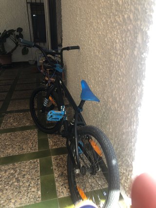 Bicicleta BMX Negra y Azul
