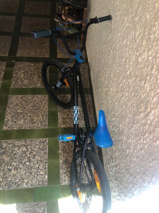 Bicicleta BMX Negra y Azul