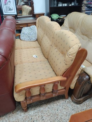 Sofá de tela y madera