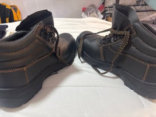 Botas con punta de seguridad y antideslizante.