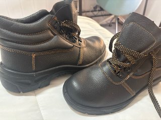 Botas con punta de seguridad y antideslizante.