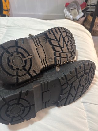 Botas con punta de seguridad y antideslizante.