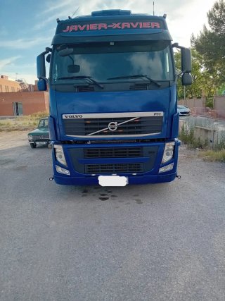 Camion volvo FH con remolque