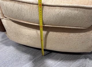 Butacas beige y marrón con madera