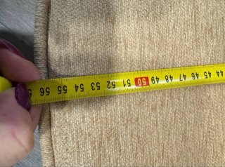 Butacas beige y marrón con madera
