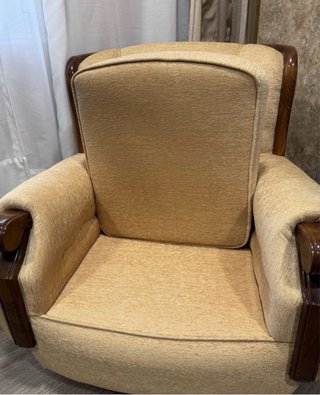 Butacas beige y marrón con madera