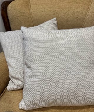 Butacas beige y marrón con madera