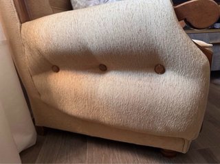 Butacas beige y marrón con madera