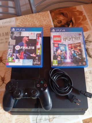 PS4 (PlayStation 4) con mando y 2 juegos