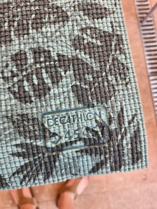 Esterilla de yoga con estampado tropical
