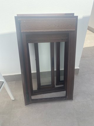 Ventanas aluminio marrón con mosquiteras