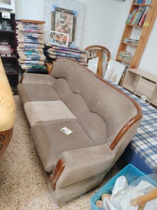 Sofá de tela y madera