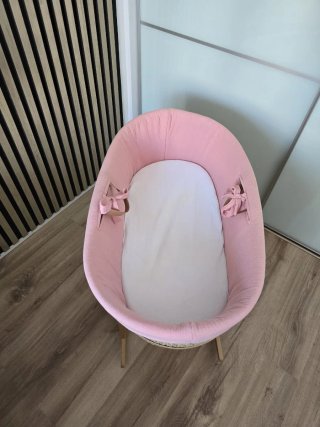 Moisés para bebé de mimbre y madera