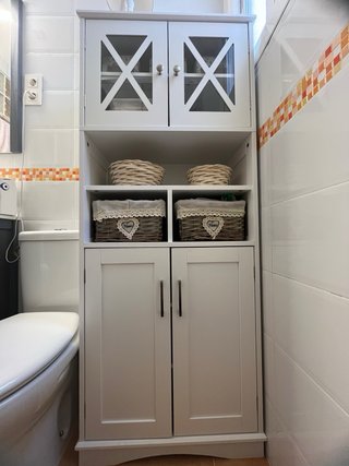 Mueble Alacena de madera con vitrina y 2 cestos