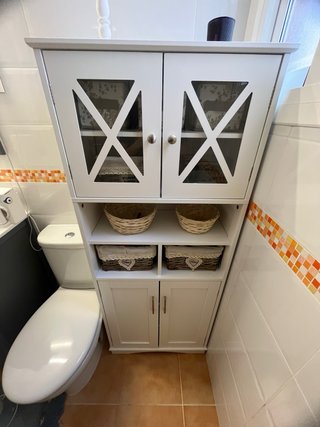 Mueble Alacena de madera con vitrina y 2 cestos