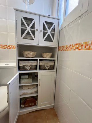Mueble Alacena de madera con vitrina y 2 cestos
