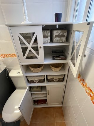 Mueble Alacena de madera con vitrina y 2 cestos