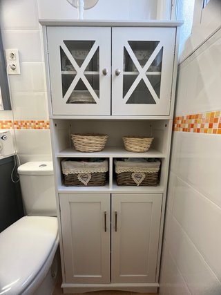 Mueble Alacena de madera con vitrina y 2 cestos