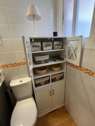 Mueble Alacena de madera con vitrina y 2 cestos