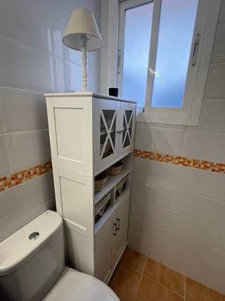 Mueble Alacena de madera con vitrina y 2 cestos