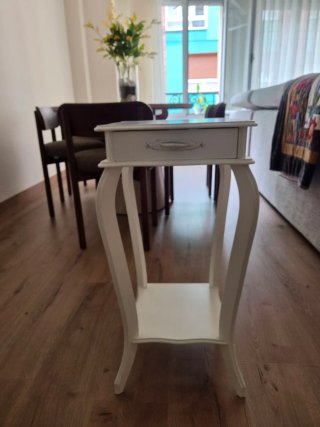 Mesa auxiliar decorativa blanca con cajón