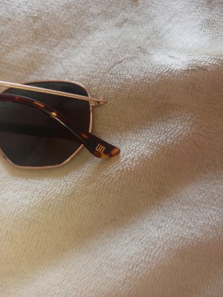 Gafas de sol hexagonales doradas y marrones