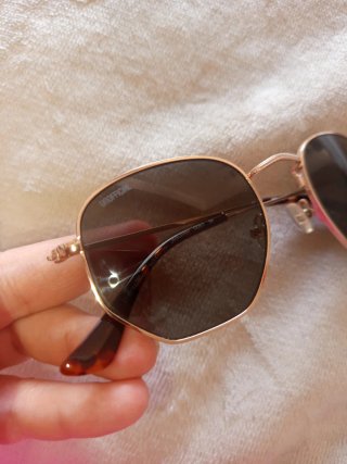 Gafas de sol hexagonales doradas y marrones