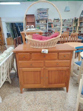 Mueble de madera con cesta de mimbre