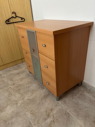 Cómoda de madera con puerta de cristal